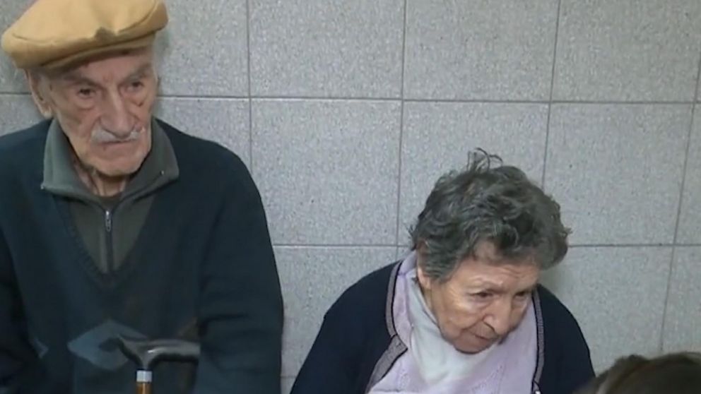 Ante la larga espera, los empleados del bar llamaron a la polic�a