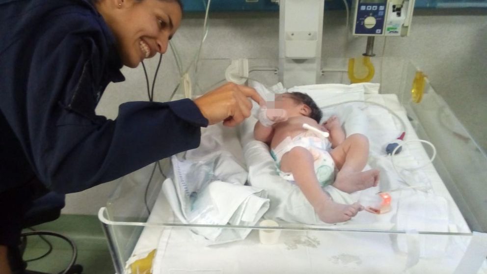 Una de las policías que colaboró en el parto junto a la recién nacida.