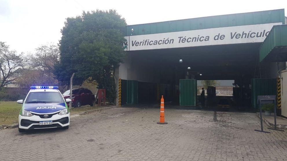 La policía realizó un allanamiento en la planta.