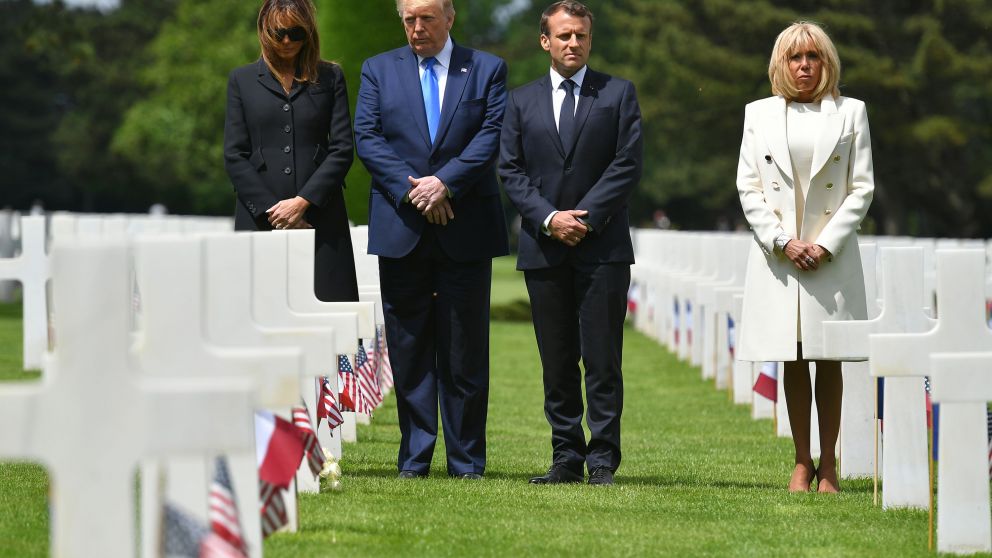 Trump y Macrón, acompañados por sus esposas, frente a las tumbas en Normandia.