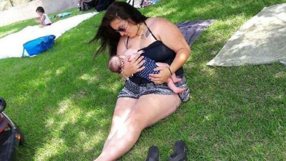 Una madre alimentaba a su bebé en una plaza y fue duramente criticada.