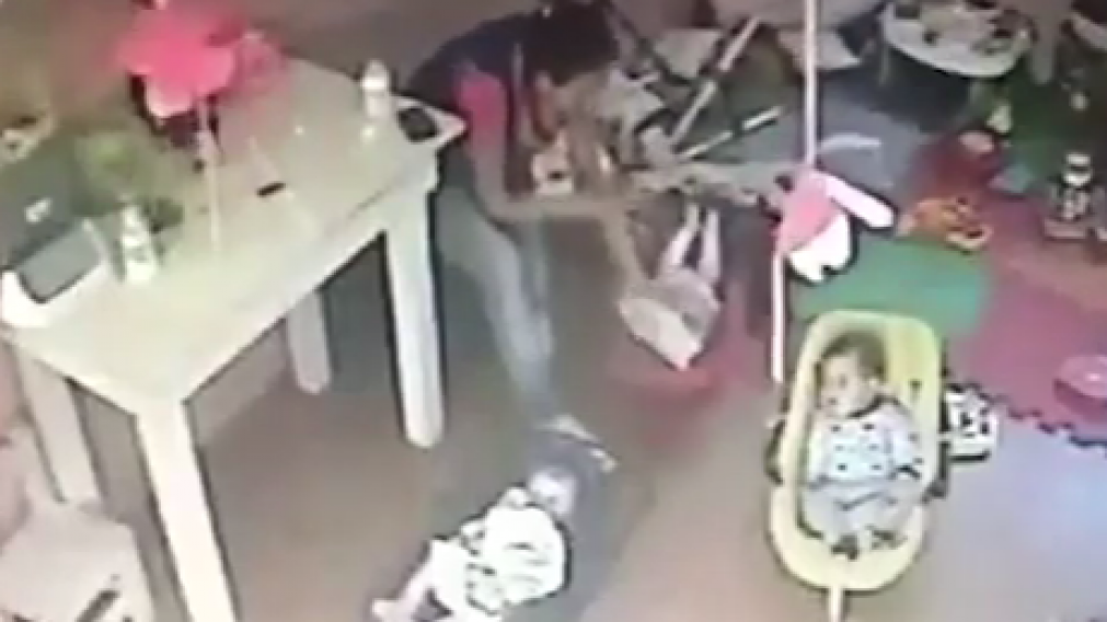 En las im�genes difundidas se puede ver como la mujer presiona una toalla sobre la chiquita de cuatro meses 