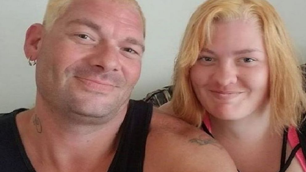 Travis Fieldgrove y su hija - esposa Samantha.