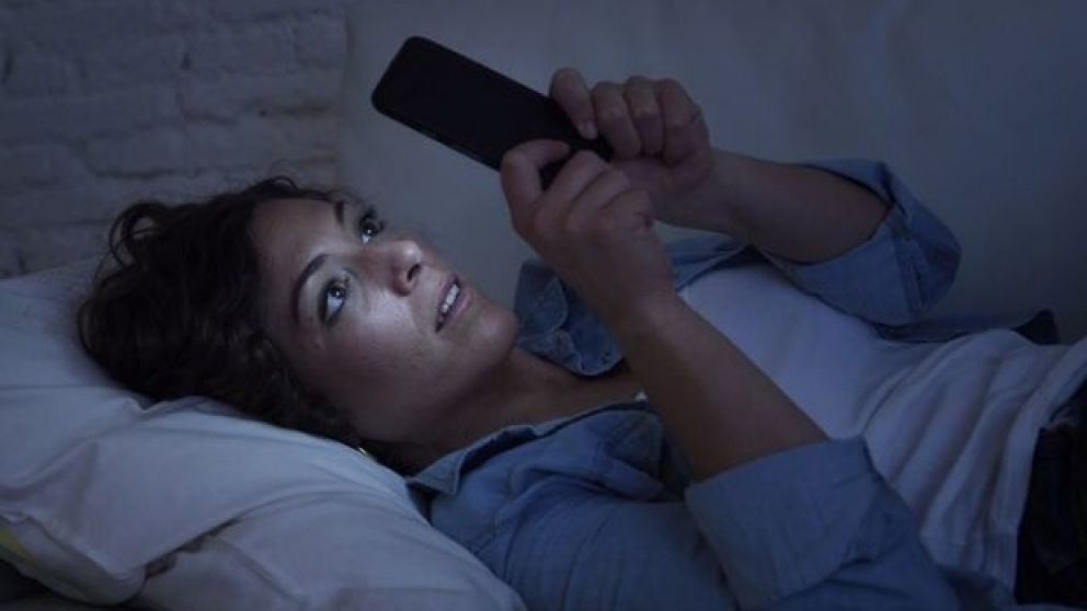 Las personas pasan entre dos y cuatro horas por día con la cabeza inclinada hacia el celular.