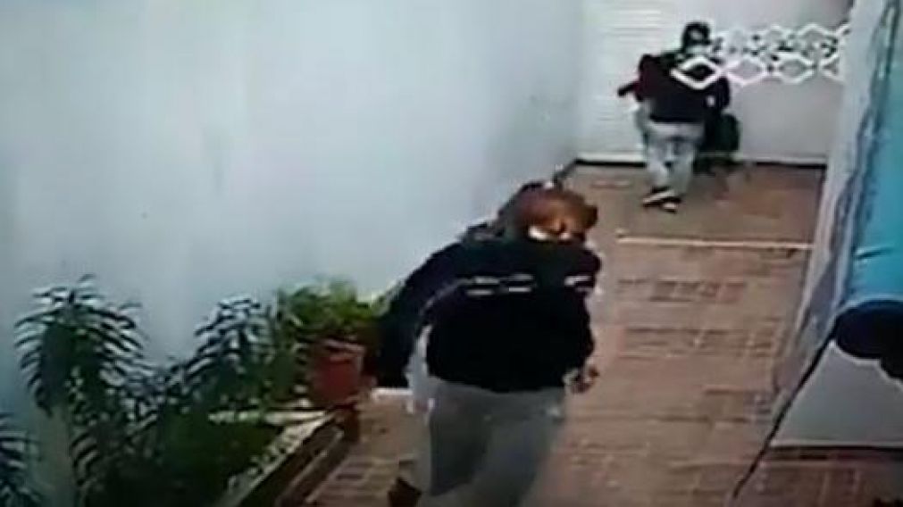 La pareja utilizó guantes y se tapó el rostro para no ser identificada (Captura de video)