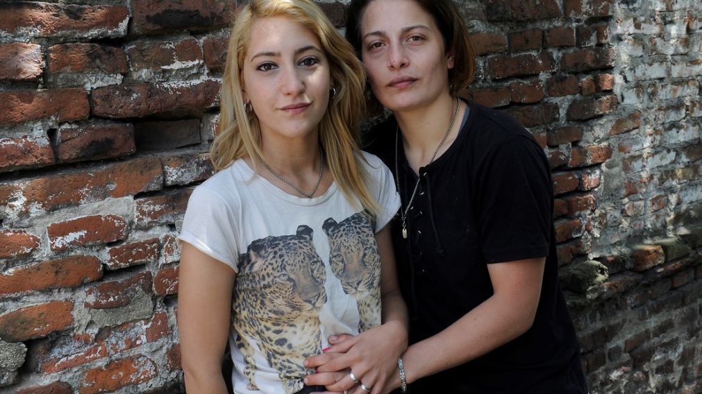 Mariana Gómez, de remera oscura, con su esposa Rocío Girat.