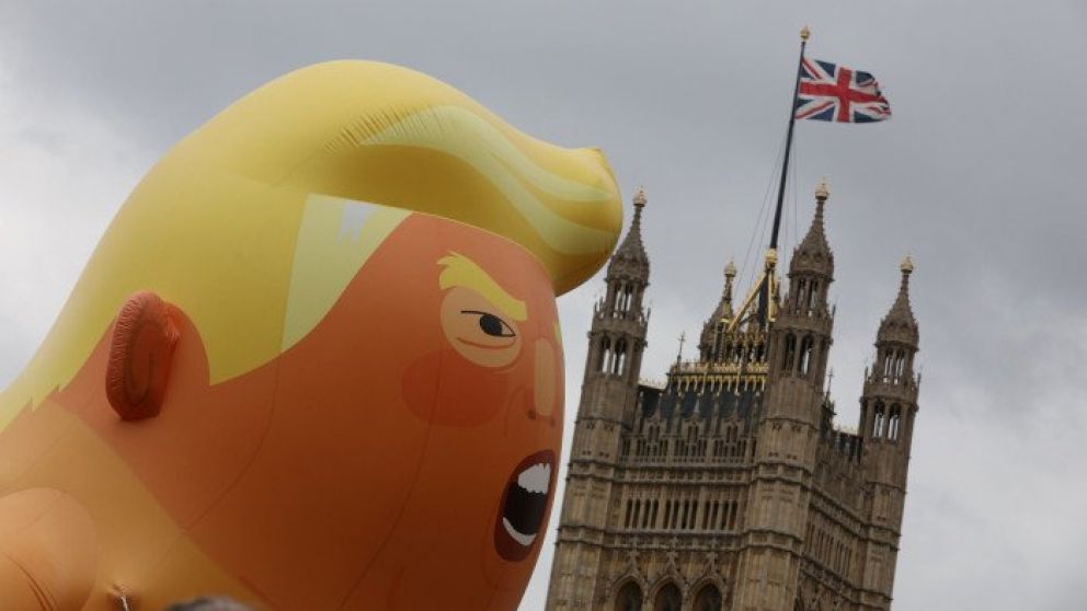 El bebé voló por la Plaza del Parlamento. (Twitter)