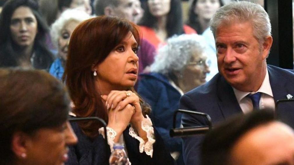 La ex presidenta deber� elegir uno de los beneficios.