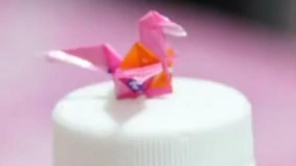 Una de las piezas de origami elaboradas por el muchacho discapacitado.