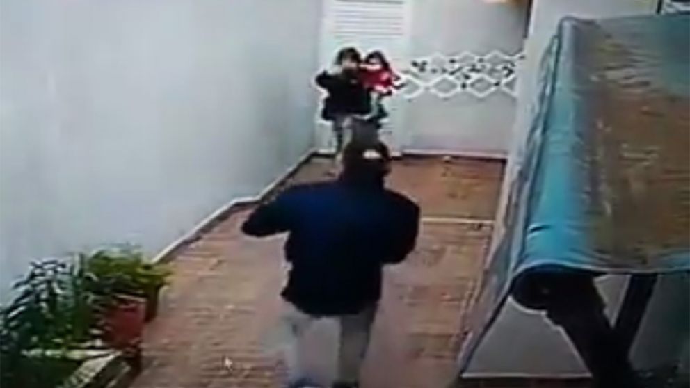 Los delincuentes, un hombre y una mujer, con el botín y un bebé en brazos.