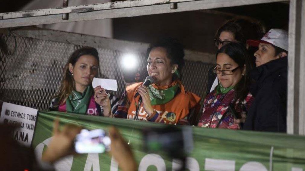 Así era leído el documento durante el acto de cierre de la quinta marcha #NiUnaMenos. (Twitter)