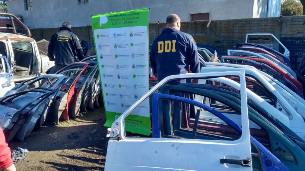 Algunas de las autopartes que fueron secuestradas por los investigadores.