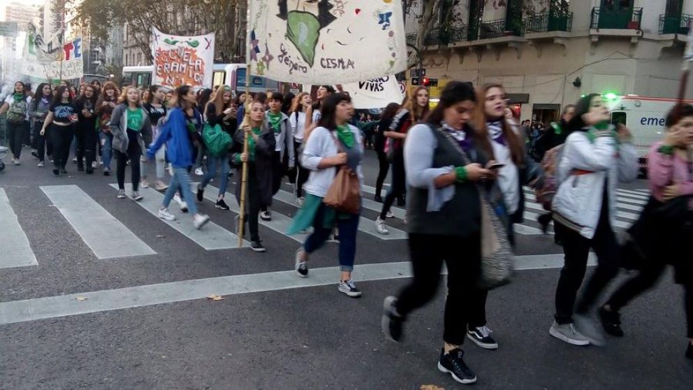Así marchan cientos de mujeres durante este #NiUnaMenos. (Gentileza @SolMar1936)