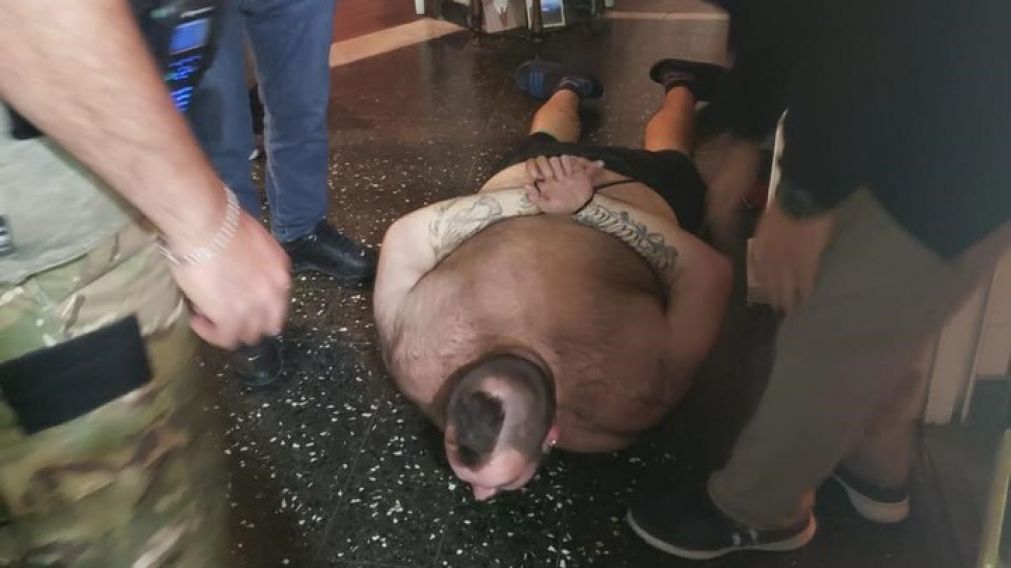 El agresor se filmó mientras atacaba e insultaba a la víctima.