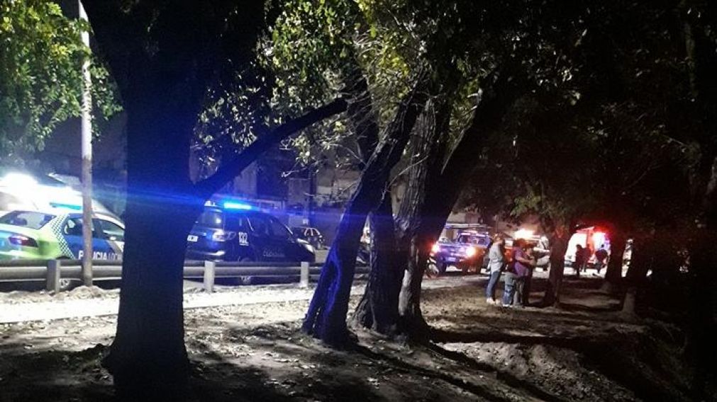 Efectivos policiales y de Prefectura, en la b�squeda de los cuerpos.