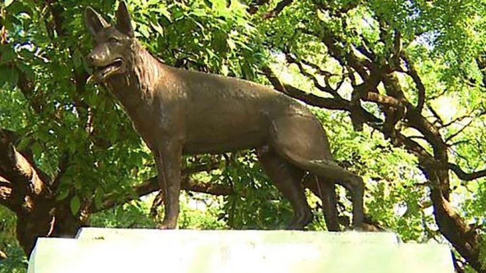 La estatua de Chonino, el primer perro muerto en cumplimiento del deber.