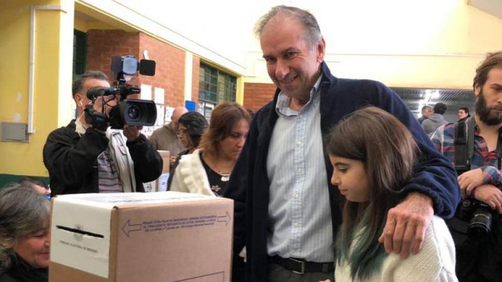 Emitió su voto en la Escuela N° 167, junto a su hija (Gentileza: MisionesOnline).