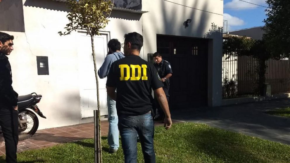 Efectivos de la DDI arribando al lugar del crimen.