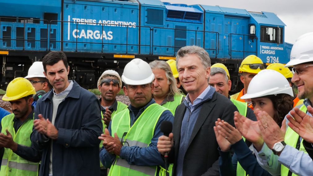 Macri, durante la inauguración de las vías del Belgrano Cargas, acompañado del gobernador Urtubey (Presidencia)