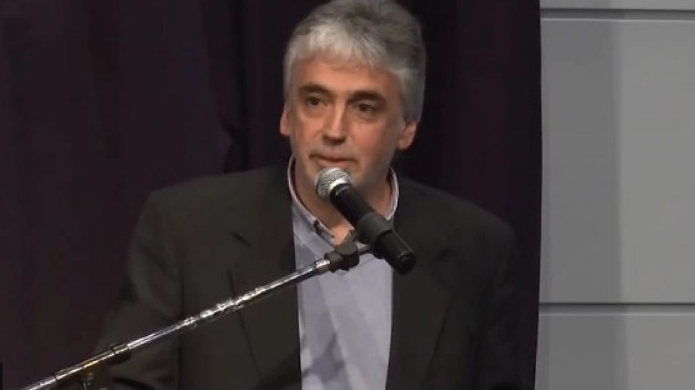 Ricardo Russo expone en un simposio médico sobre Lupus.