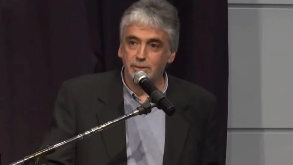 Ricardo Russo expone en un simposio médico sobre Lupus.