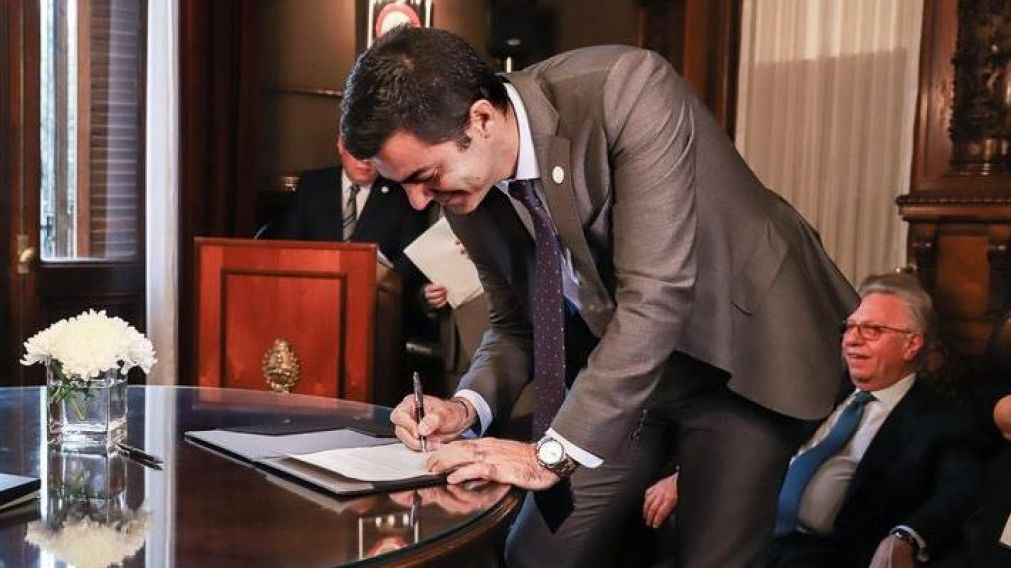 Juan Manuel Urtubey firmando el "Compromiso Ético Digital".