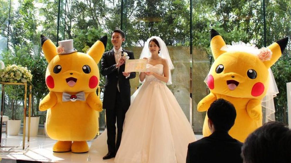 El feliz matrimonio posa juntos a dos Pikachus, que hacen las veces de testigos.