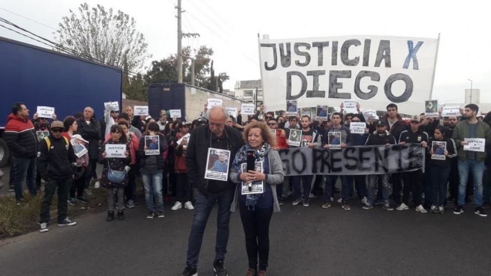 Los padres de Diego Cagliero, durante la marcha para exigir justicia y denunciar violencia policial.