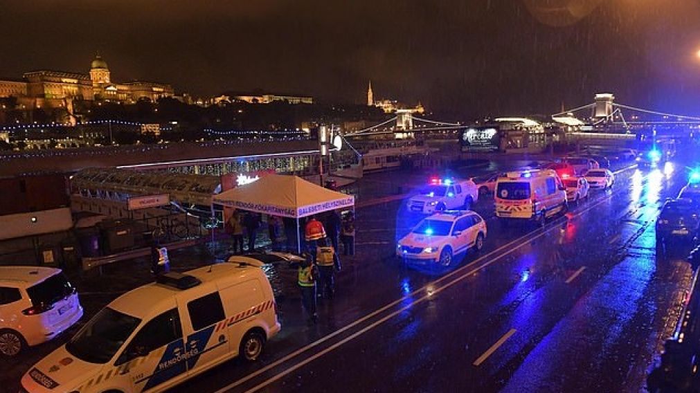 Ambulancias y bomberos asistieron a las víctimas, en medio de un diluvio.