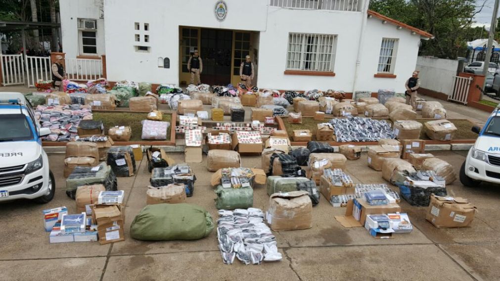 Prefectura Naval Argentina secuestró un cargamento de mercadería ilegal.