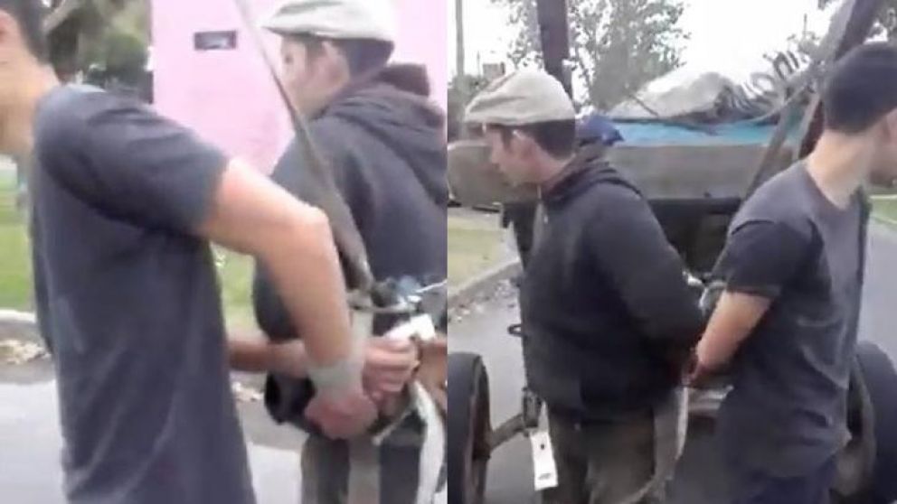 Los jóvenes fueron castigados brutalmente ante una cámara. (Captura)