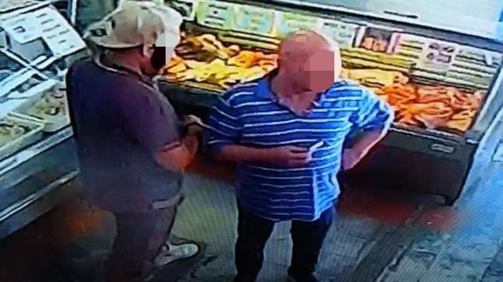 Padre e hijo captados por la cámara de seguridad del comercio (Captura cámara).