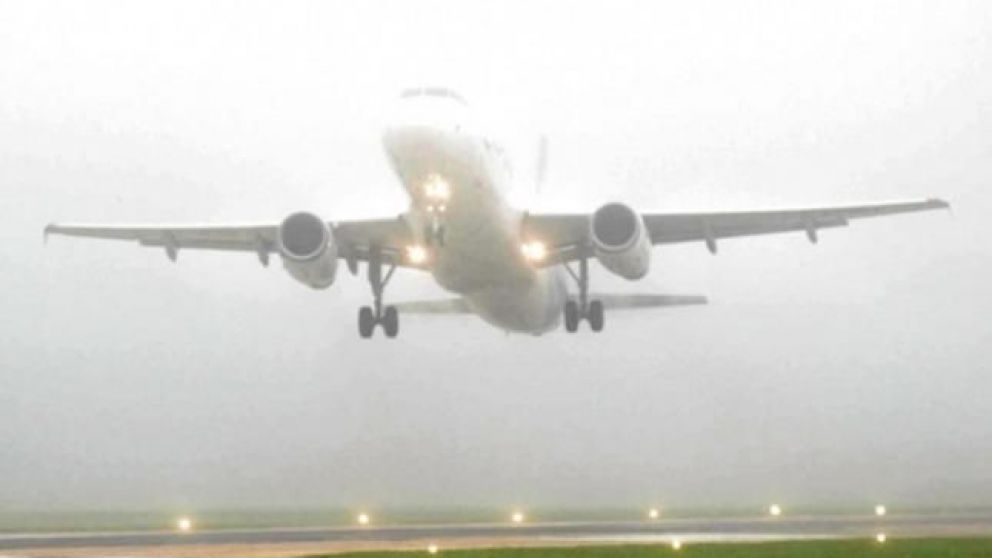 La espesa bruma impide que aterricen o despeguen los aviones.