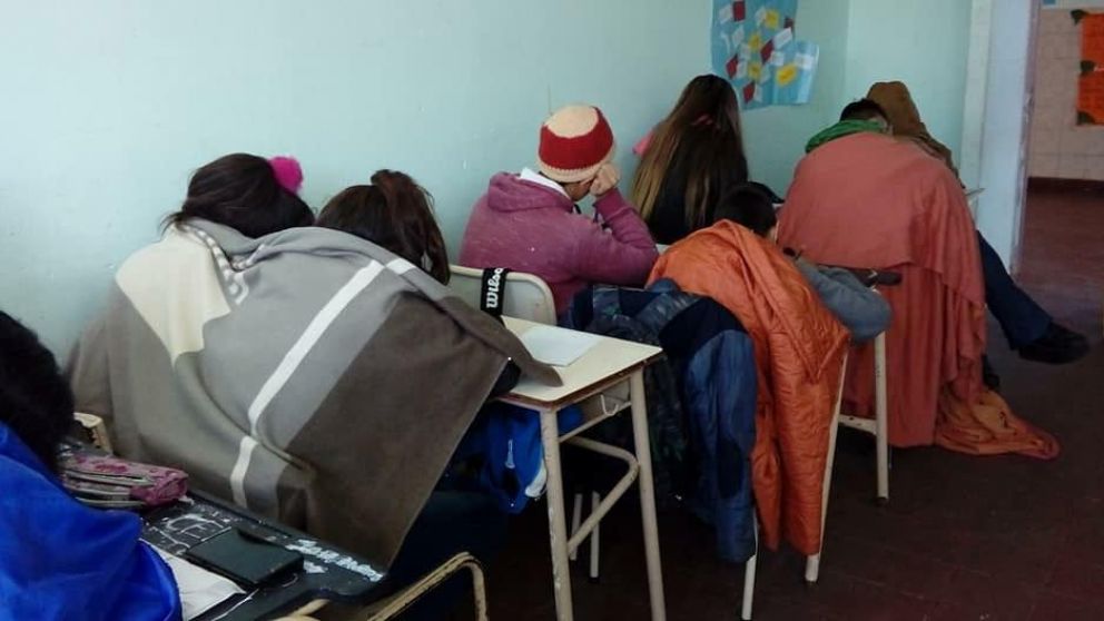 Los chicos deben estudiar con frazadas y camperas. (gentileza La Capital).