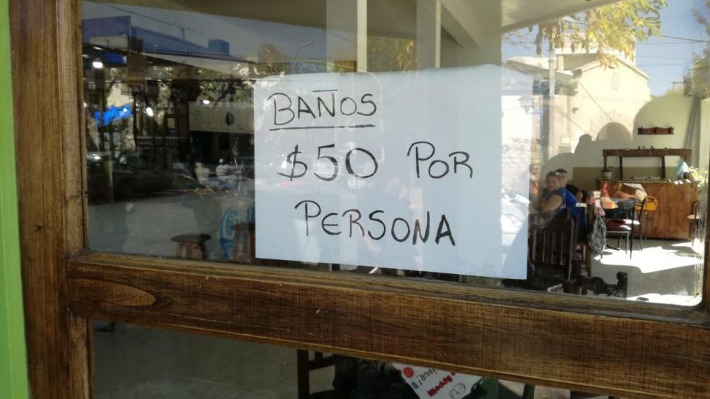Algunos comercios ya ponen este tipo de carteles. (Gentileza todoroca.com)