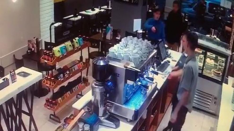 Así entraban los cacos a robar el local gastronómico (Captura).