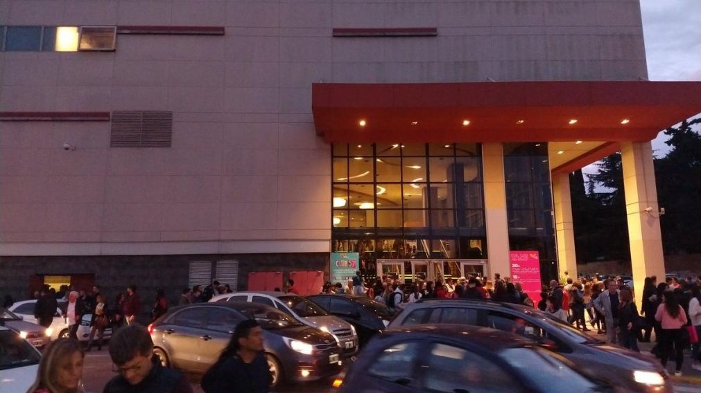 Todos los que se encontraban dentro debieron abandonar el centro comercial. (Foto: Twitter @omarualtamirano)