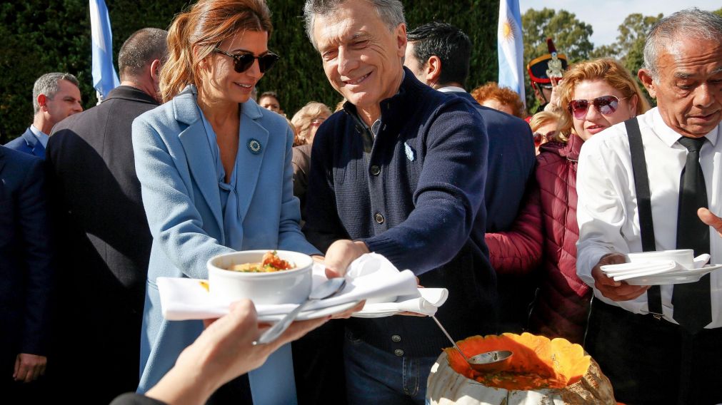 Awada junto a Macri compartiendo locro. (Prensa Presidencia)