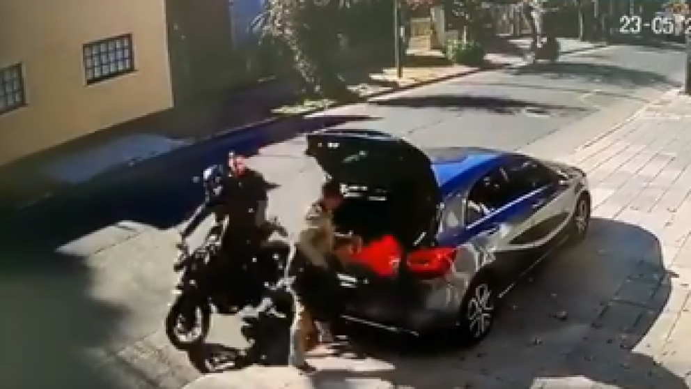 La mujer fue interceptaba mientras abría el baúl de su auto.