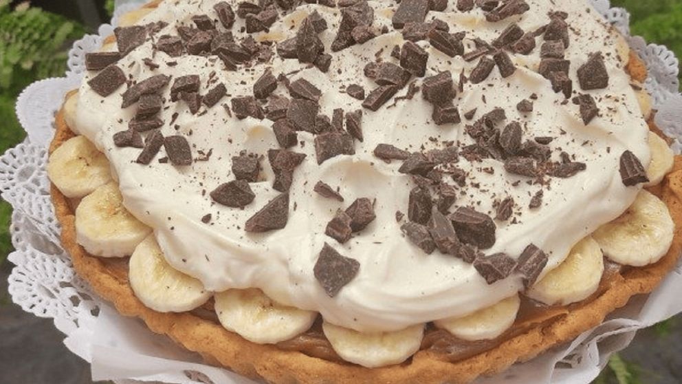 Tarta de banana split: el postre cremoso y tentador que combina frutas frescas, chocolate y dulce de leche.