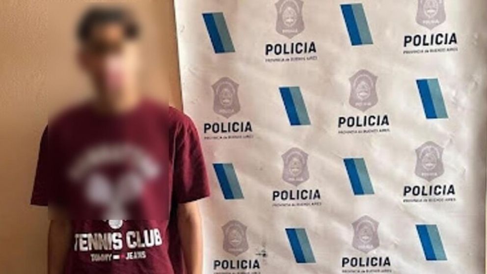 Este es uno de los sujetos que resultó apresado por los efectivos policiales.