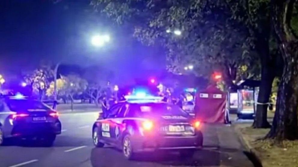 El motociclista murió de forma instantánea tras la colisión (X).