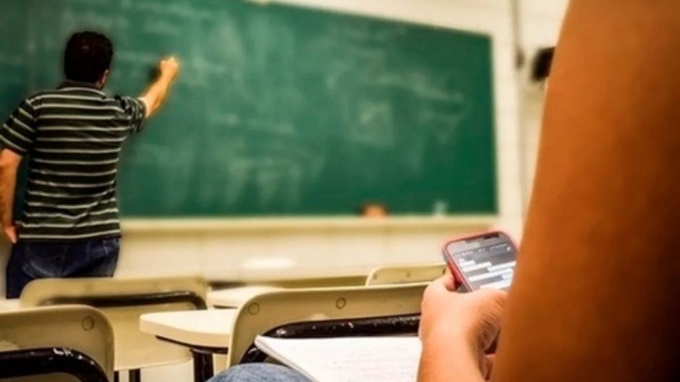 ¿Fin de los celulares en escuelas?: la medida que se tomó en la Provincia