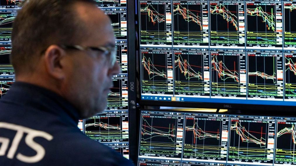 Tensión en los mercados financieros por la caída de los bonos y acciones argentinas en Wall Street.