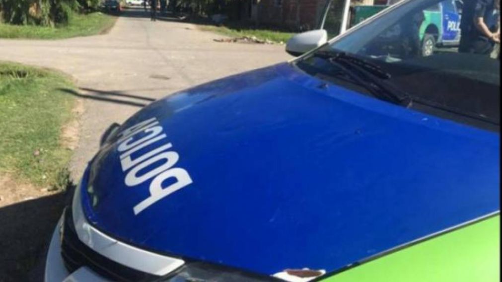 Los policías realizaron diferentes procedimientos en el vecindario para apresar al autor del ilícito.