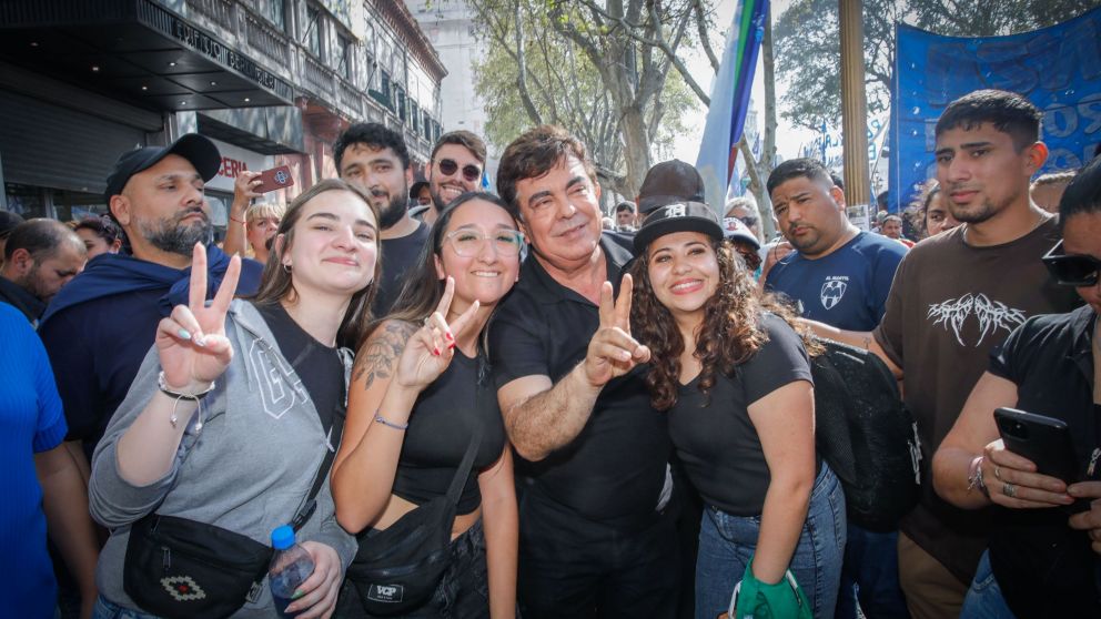 Fernando Espinoza presente en la Marcha Federal Universitaria.