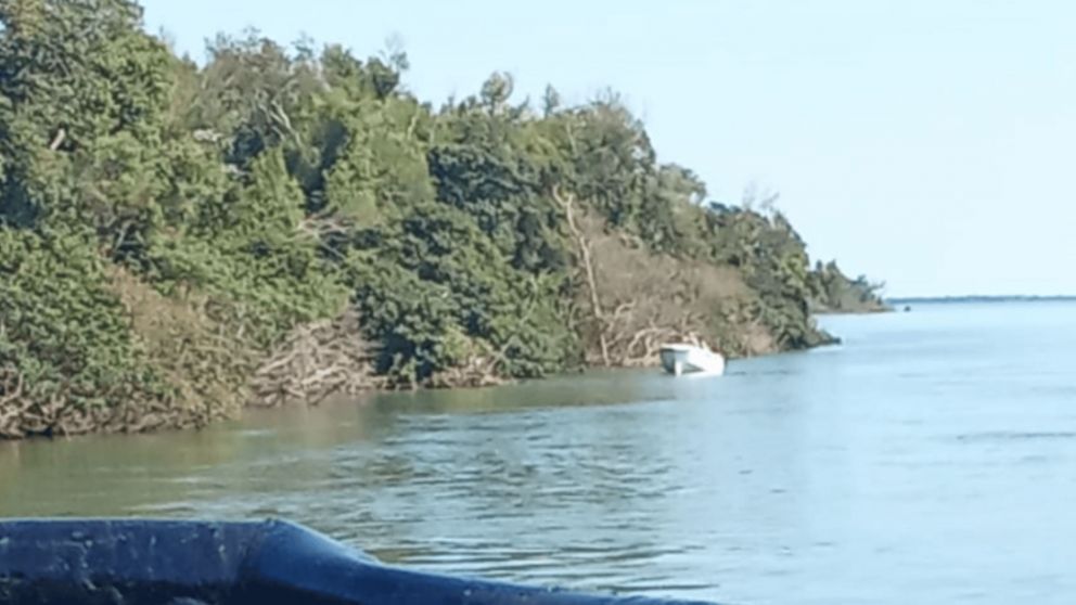 Personal de Prefectura busca al desaparecido (Gentileza Ituzaingó Noticias).