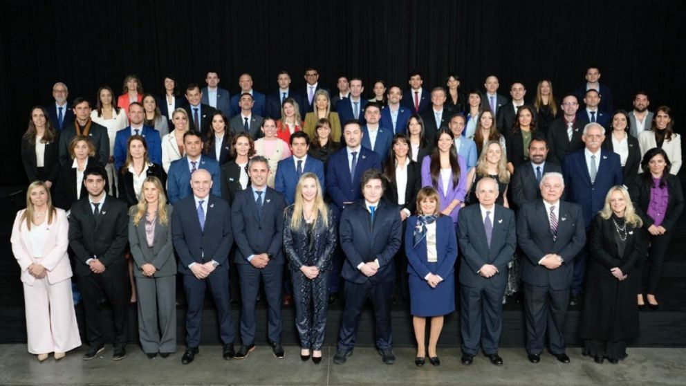 Javier Milei prepara otra foto con sus candidatos para las elecciones de octubre.