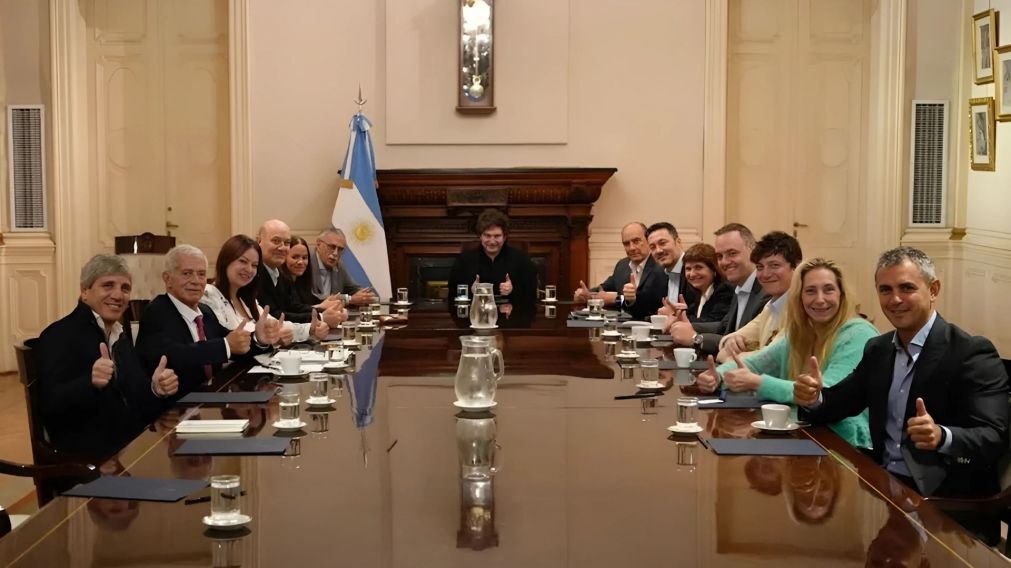 Javier Milei y su gabinete se reunirán en la Casa Rosada mientras avanza la sesión en el Congreso contra los vetos.