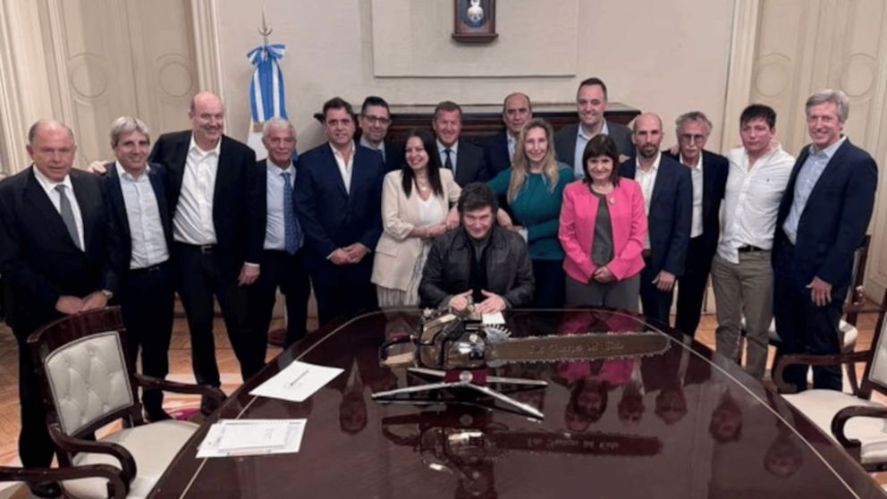 Javier Milei se reúne con el gabinete a las 16 mientras se votan los vetos en Diputados.